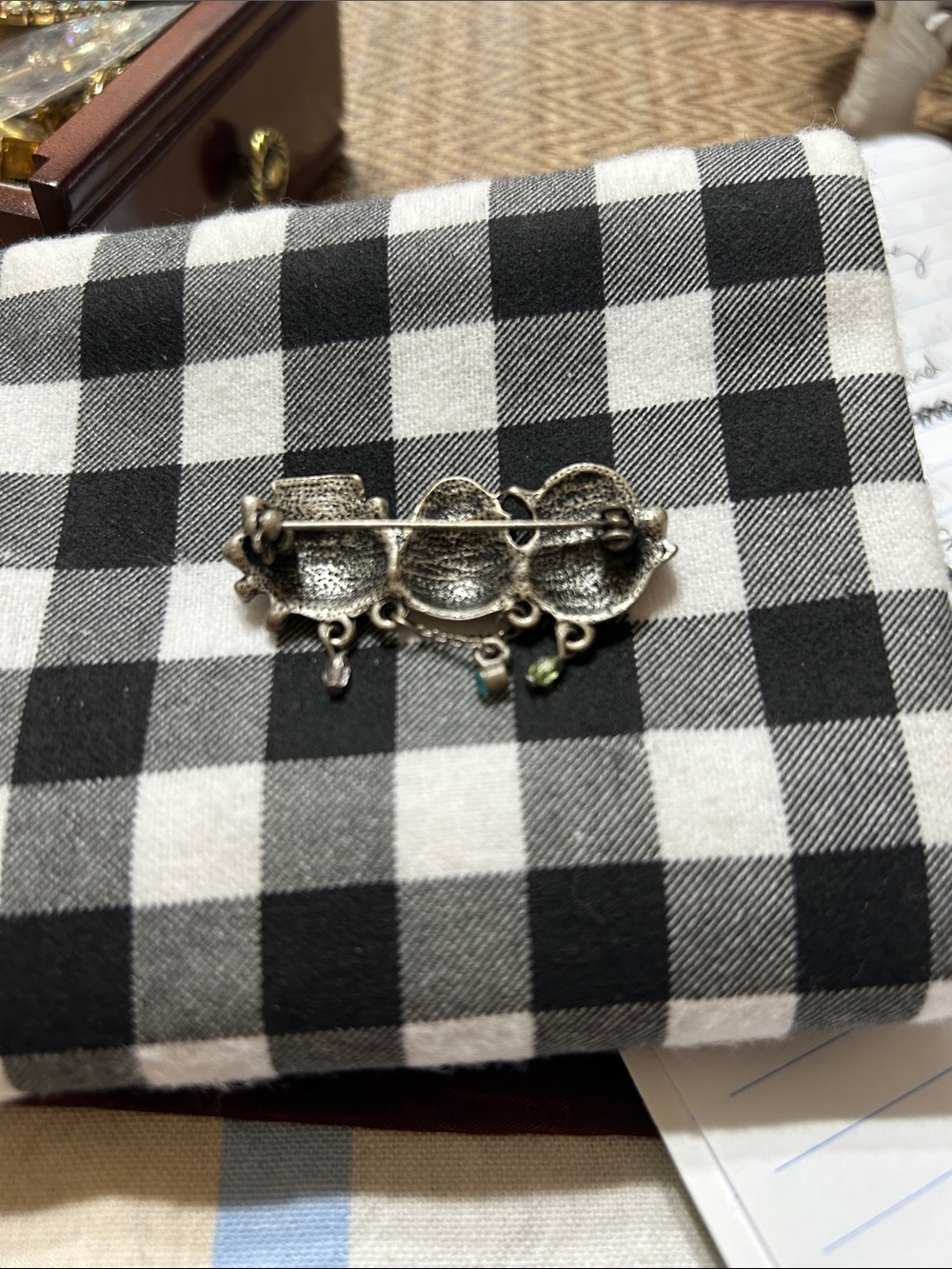 Vintage AJMC Three Felines Sitting Side By Side Brooch Adorned With Crystals - Picture 8 of 8